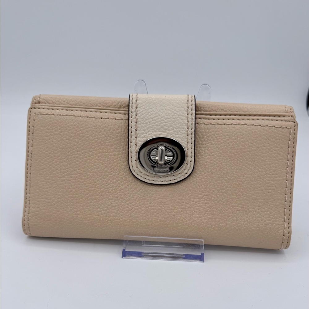 Coach Hampton Turn lock Pebbled Leather Wallet Light Beige /‎ Ivory